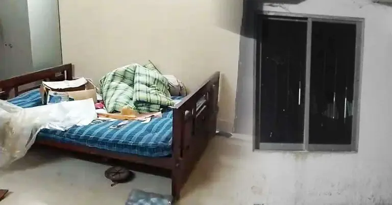 ভাঙা ঘরের আসবাবপত্র ও জানালা